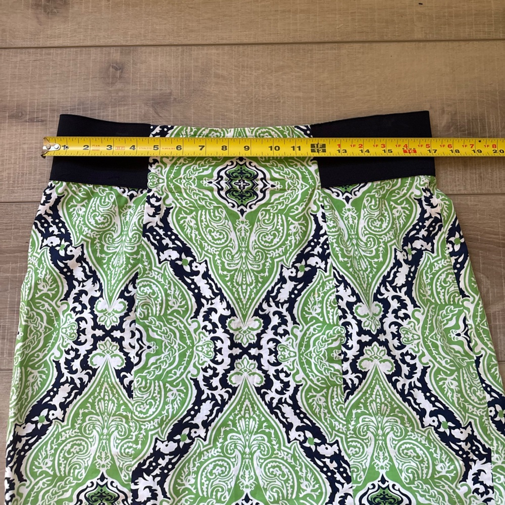 J McLaughlin Green and Navy Medallion Patterned Skirt Size 10 - Picture 2 of 5